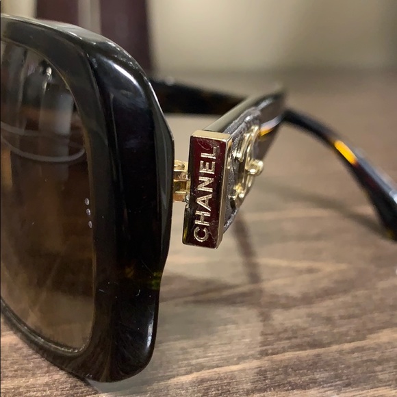 CHANEL Tortoise Shell CC Turnlock Sunglasses - Picture 16 of 16